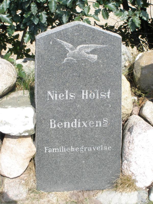 Niels Holst Bendixen's familiegravsted.JPG